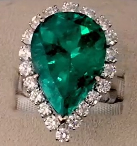 Emerald and Diamond Set - Halo Ring - Necklace & Earrings - Image 2